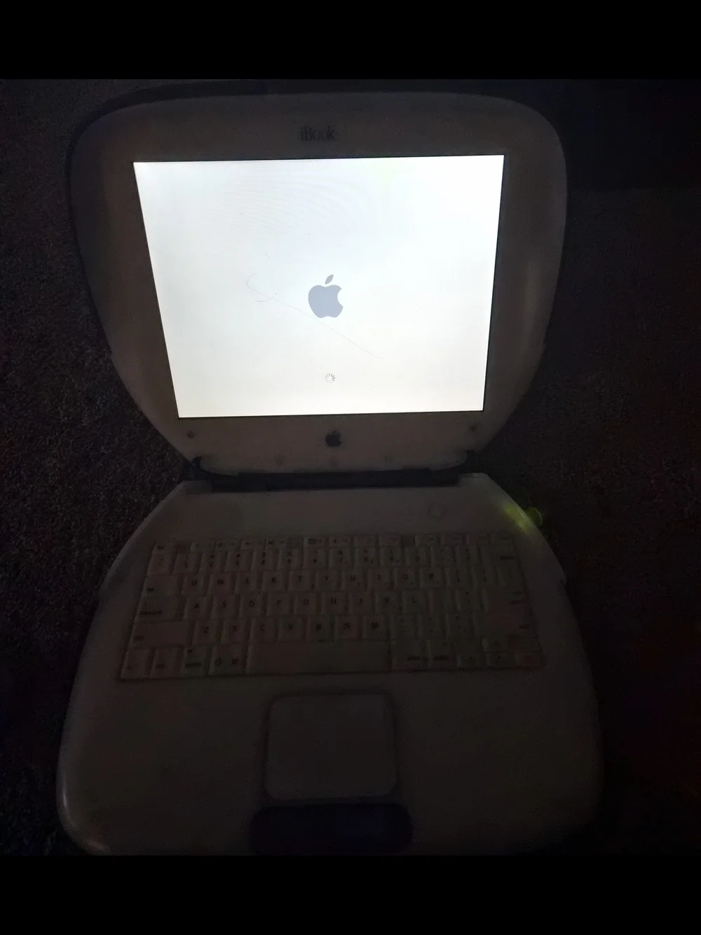 Apple iBook G3 Clamshell Laptop - White and Blue
